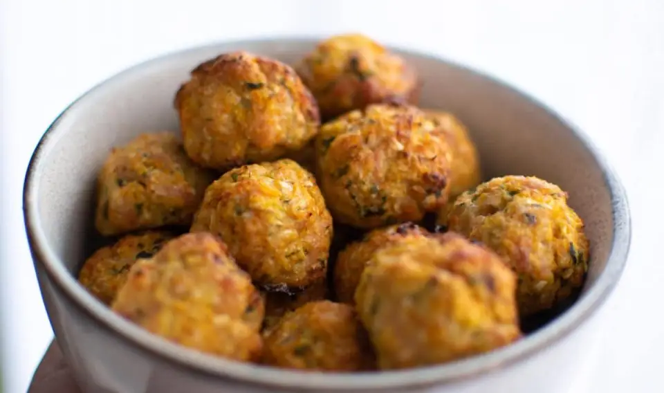 Albóndigas de pollo al horno con verduras y salsa de yogur