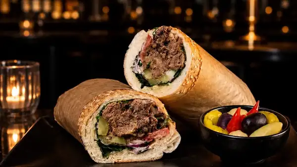 Este nuevo restaurante de GTA sirve sándwiches tradicionales persas de sesos y lengua