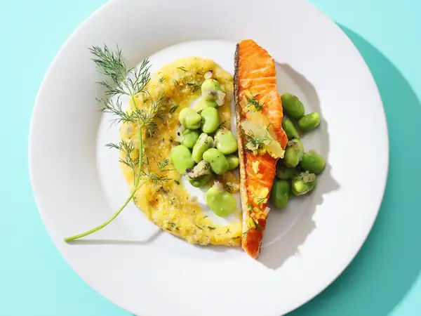 Receta rápida: Salmón con habas y polenta