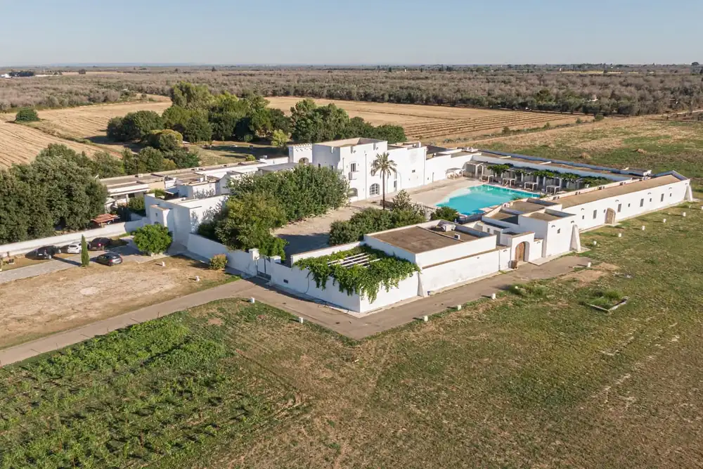 Discover the most authentic Mediterranean in a farmhouse with pizzica, gin, and sea