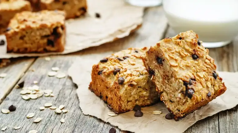 Olvídate de las gachas de avena preparadas la noche anterior y haz una barrita de avena para el desayuno con solo 3 ingredientes