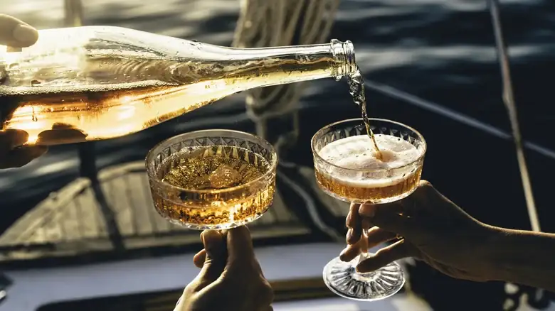 ¿Qué bebidas combinan con el champán para preparar cócteles espumosos de dos ingredientes?