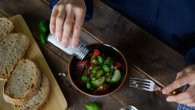 La forma sencilla de arreglar la comida demasiado salada (Pista: No es una patata)