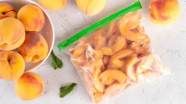 Here's How To Freeze Peaches Without Them Clumping Together