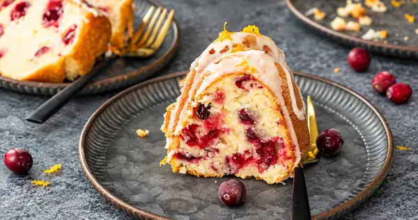 Pastel de café de arándano y naranja con glaseado