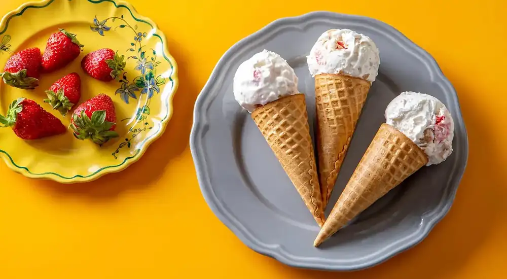 Helado de tarta de queso con fresas