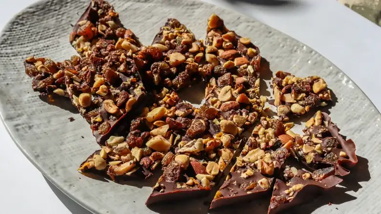 Dale a la corteza de chocolate un toque de umami con un toque sabroso