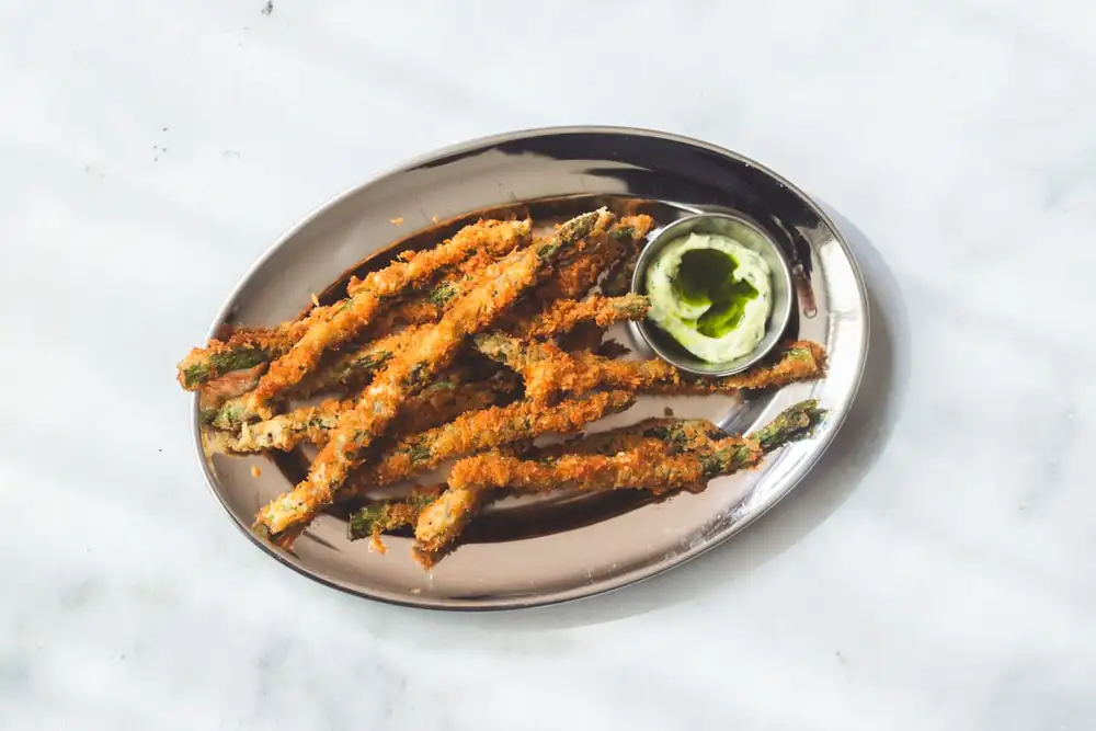 Espárragos fritos con mayonesa de pesto: este aperitivo se convertirá en tu nuevo favorito