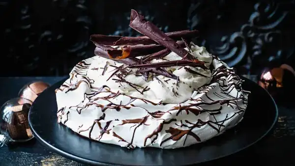 Pavlova with creamy coffee liqueur