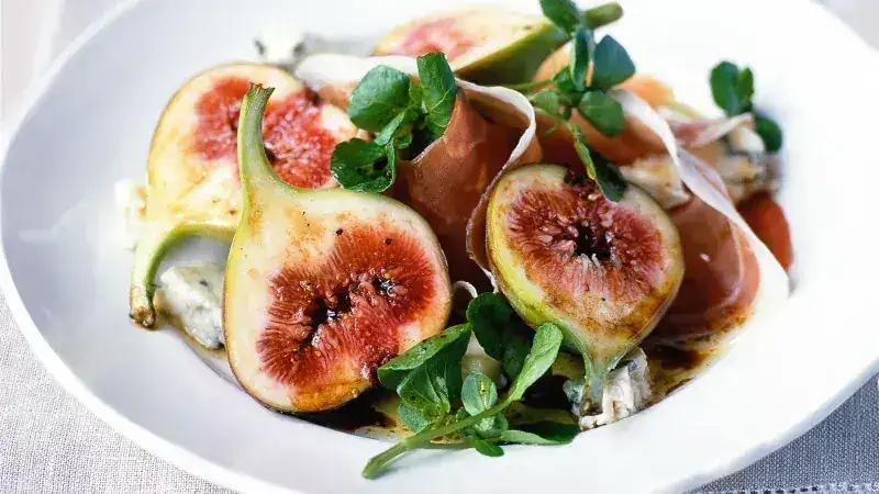 Salad with figs, gorgonzola and prosciutto