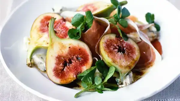 Salad with figs, gorgonzola and prosciutto