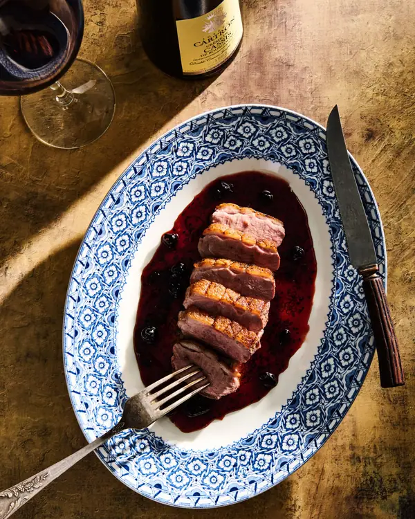 Receta de pechuga de pato crujiente con salsa agridulce de grosella negra