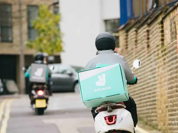Una foto de un policía encubierto haciéndose pasar por repartidor de Deliveroo circula por internet en Londres