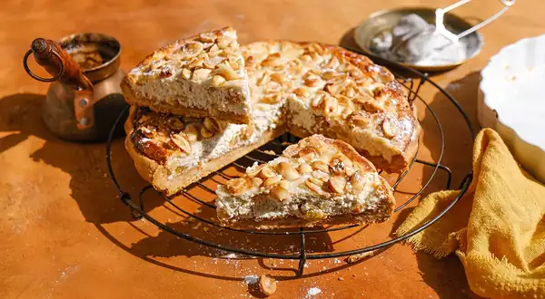 Shortbread cake with nuts and raisins