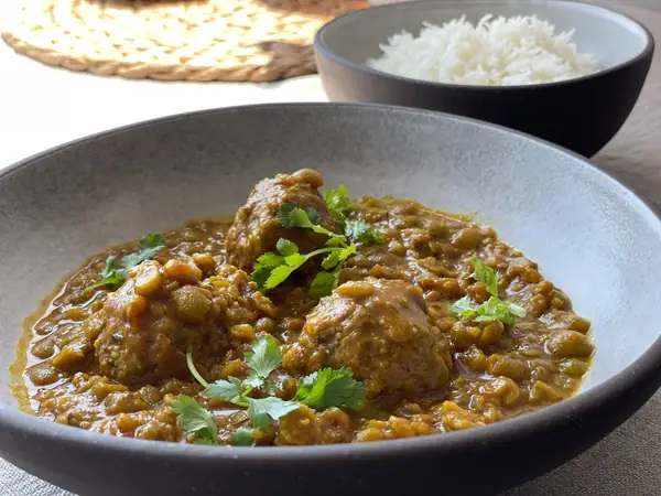 Kofta chalau (albóndigas al estilo afgano con azafrán, guisantes partidos y ciruelas ácidas)
