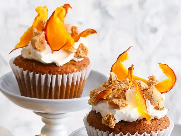 Pumpkin and spelt cupcakes with mascarpone topping and amaretti