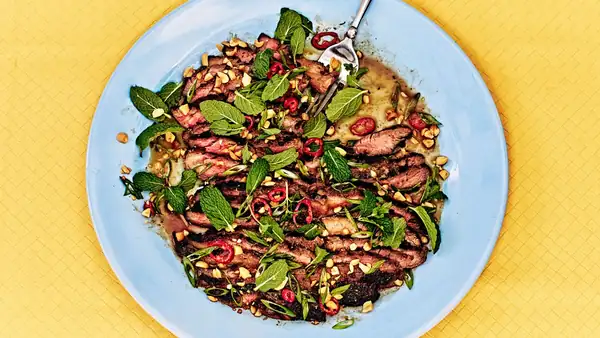 Filete a la parrilla con aderezo picante de cacahuete