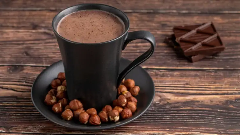 Esta leche vegetal hace que tu chocolate caliente sepa a Nutella