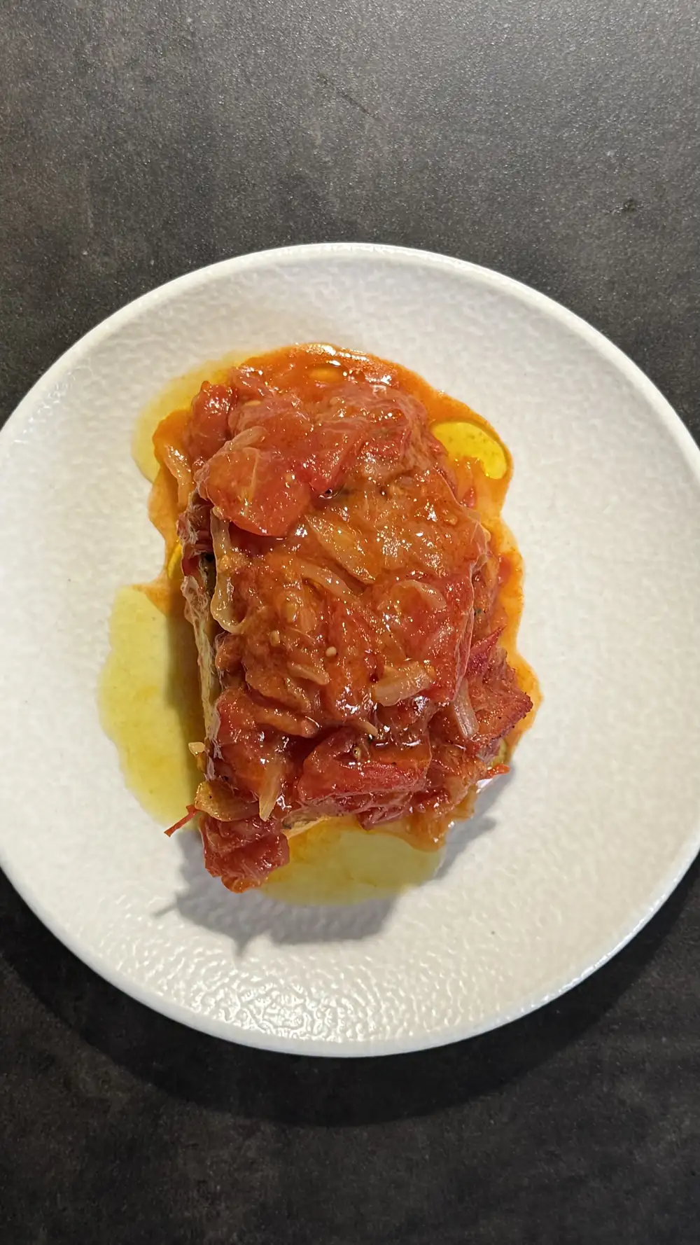 La sencilla receta de bacalao con tomate del restaurante Noor (tres estrellas Michelin)