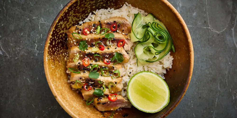 Cuenco de poke de atún al estilo tataki con mantequilla de jengibre y salsa de soja