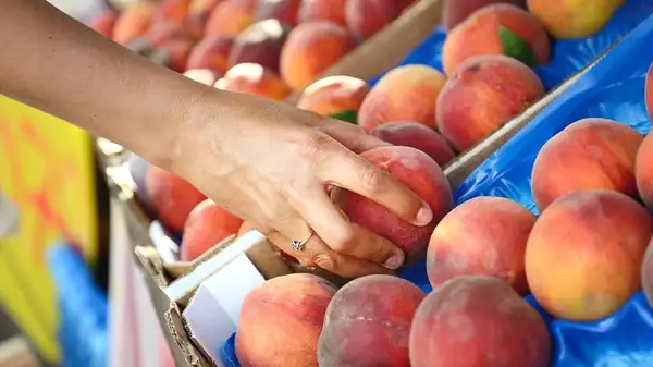 How To Avoid Buying Mealy Peaches