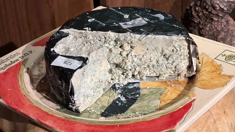El queso Cabrales se subastó por 37.500 euros, convirtiéndose así en el queso más caro del mundo