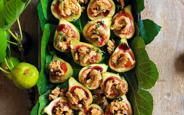 Figs with goat cheese and 'nduja, a quick and easy appetizer