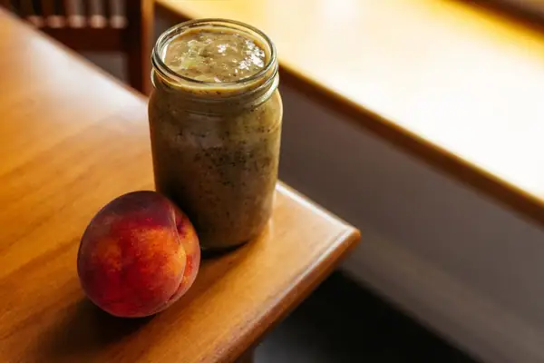 Las frutas de piedra sacuden el batido