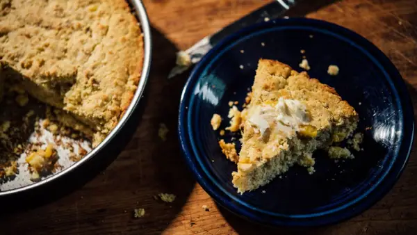 La harina de palomitas de maíz es la mejor para hacer pan de maíz.