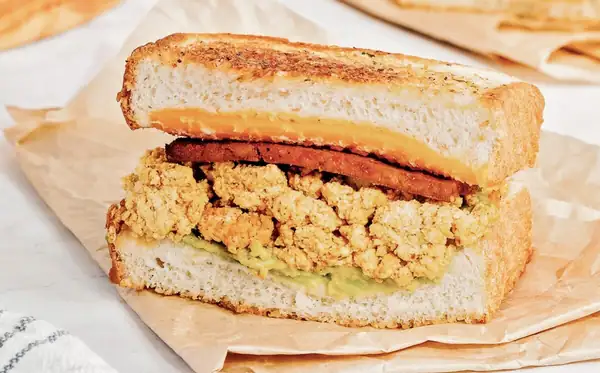 Sándwiches de desayuno con tofu revuelto