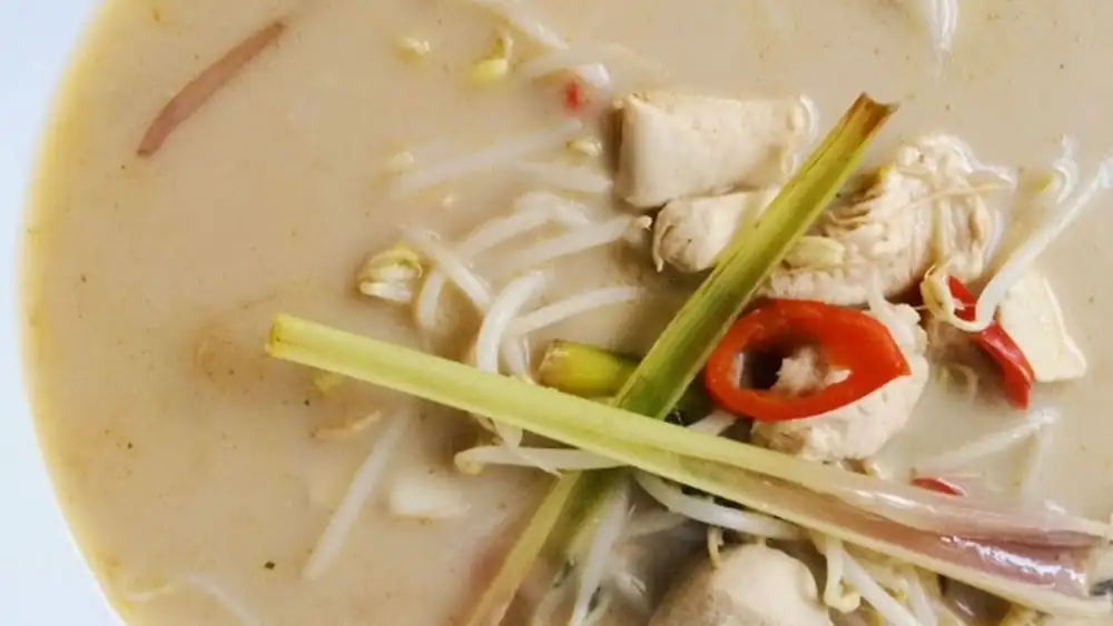 This is how you make your own Thai tom ka kai soup
