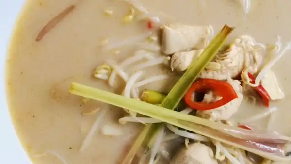 This is how you make your own Thai tom ka kai soup