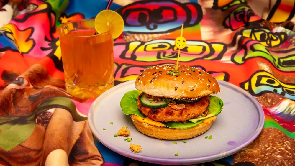 Hamburguesas veganas de pollo a la barbacoa con mayonesa de kimchi