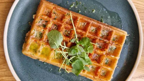 5 ingredientes que le darán a tus waffles un toque salado