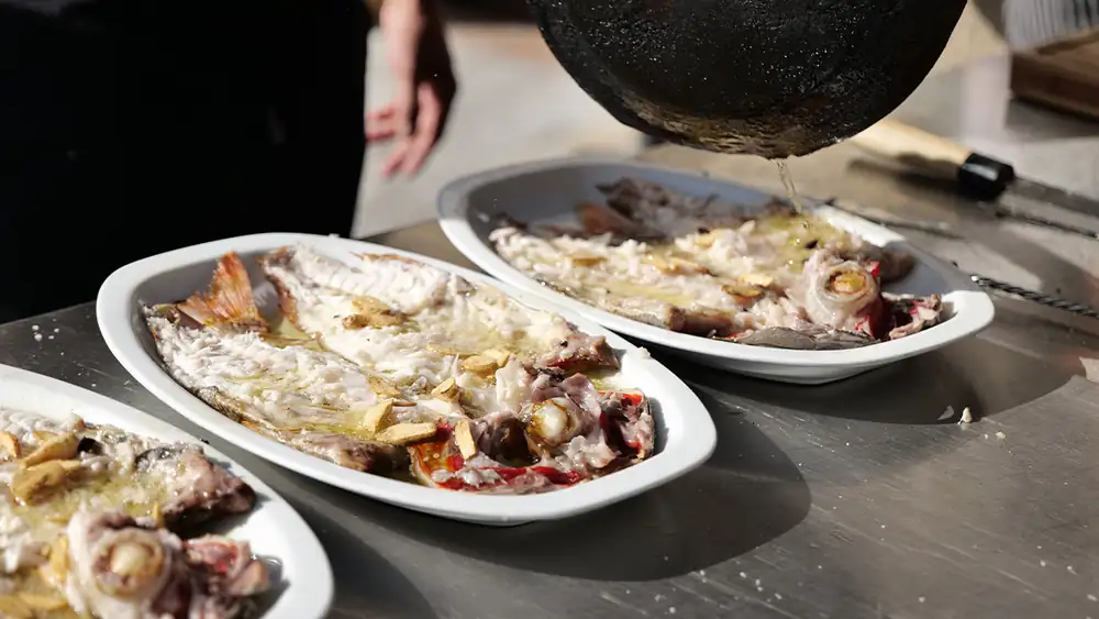 La auténtica cocina vasca a la parrilla llega a la azotea de Forbes House: vinos de Bodegón Joxe Mari y Hika en una nueva mesa del chef