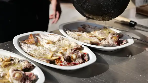 La auténtica cocina vasca a la parrilla llega a la azotea de Forbes House: vinos de Bodegón Joxe Mari y Hika en una nueva mesa del chef