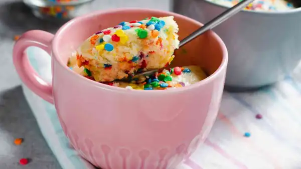 El pastel en taza es un gran clásico, pero en la versión Arlequín es una maravilla