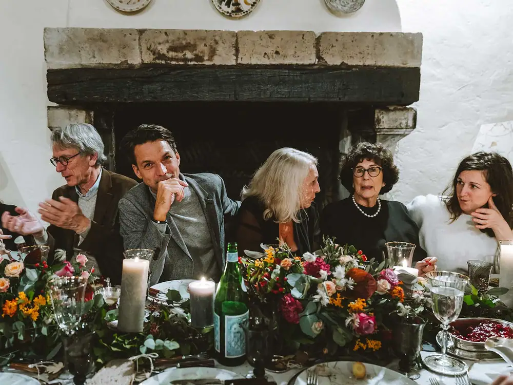 Cómo organizar una elegante cena navideña francesa para un grupo numeroso de personas