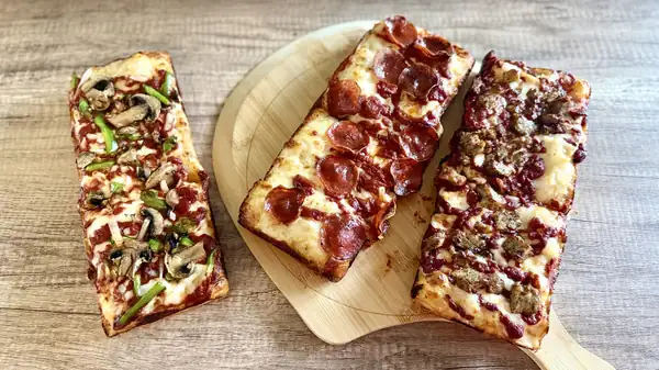 Revisión de pizza de Domino Detroit: La ciudad del motor merece algo mejor que este impostor de media horneado