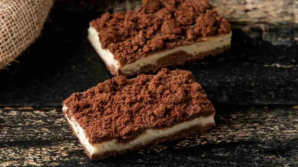 Lo corto en cubos y lo meto en la nevera: este ligero crumble de chocolate me salva en cada desayuno y merienda