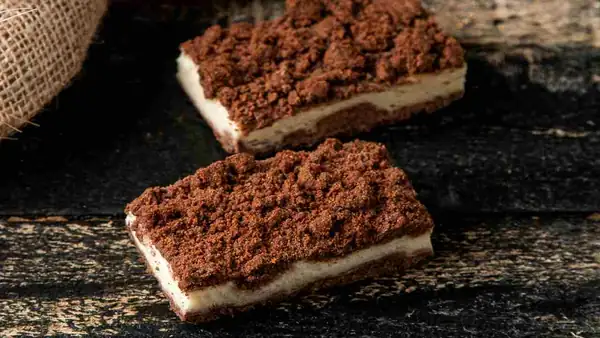 Lo corto en cubos y lo meto en la nevera: este ligero crumble de chocolate me salva en cada desayuno y merienda