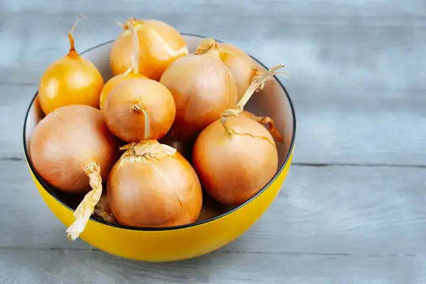 Deja de guardar las cebollas en el refrigerador, ya que un lugar mejor las mantiene frescas durante 6 meses