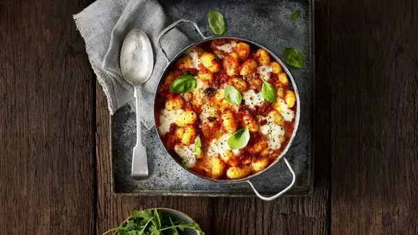 Baked gnocchi with chorizo ​​and mozzarella