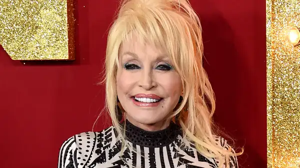 La receta de pudín de plátano de Dolly Parton tiene un toque final que la hace inolvidable