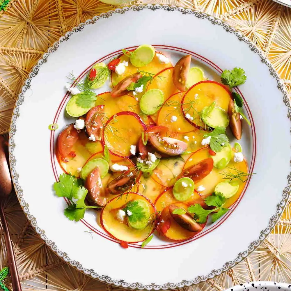 Aperitivos de verano: ceviche de melocotón y tomate verde con queso feta