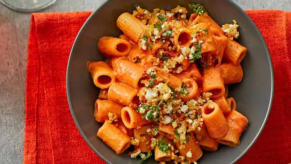 Gazpacho noodles with egg crumbs for Thermomix®
