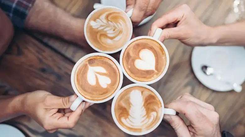 Las mejores bebidas espirituosas para añadir a tu capuchino y darle un toque alcohólico