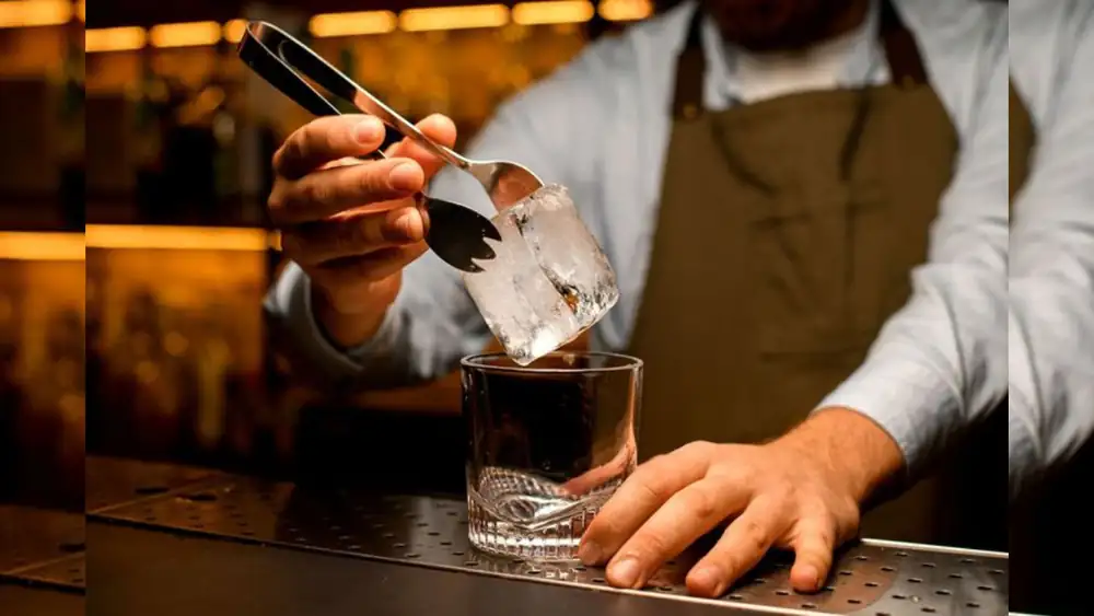 Why the shape and size of the ice in your drink matters