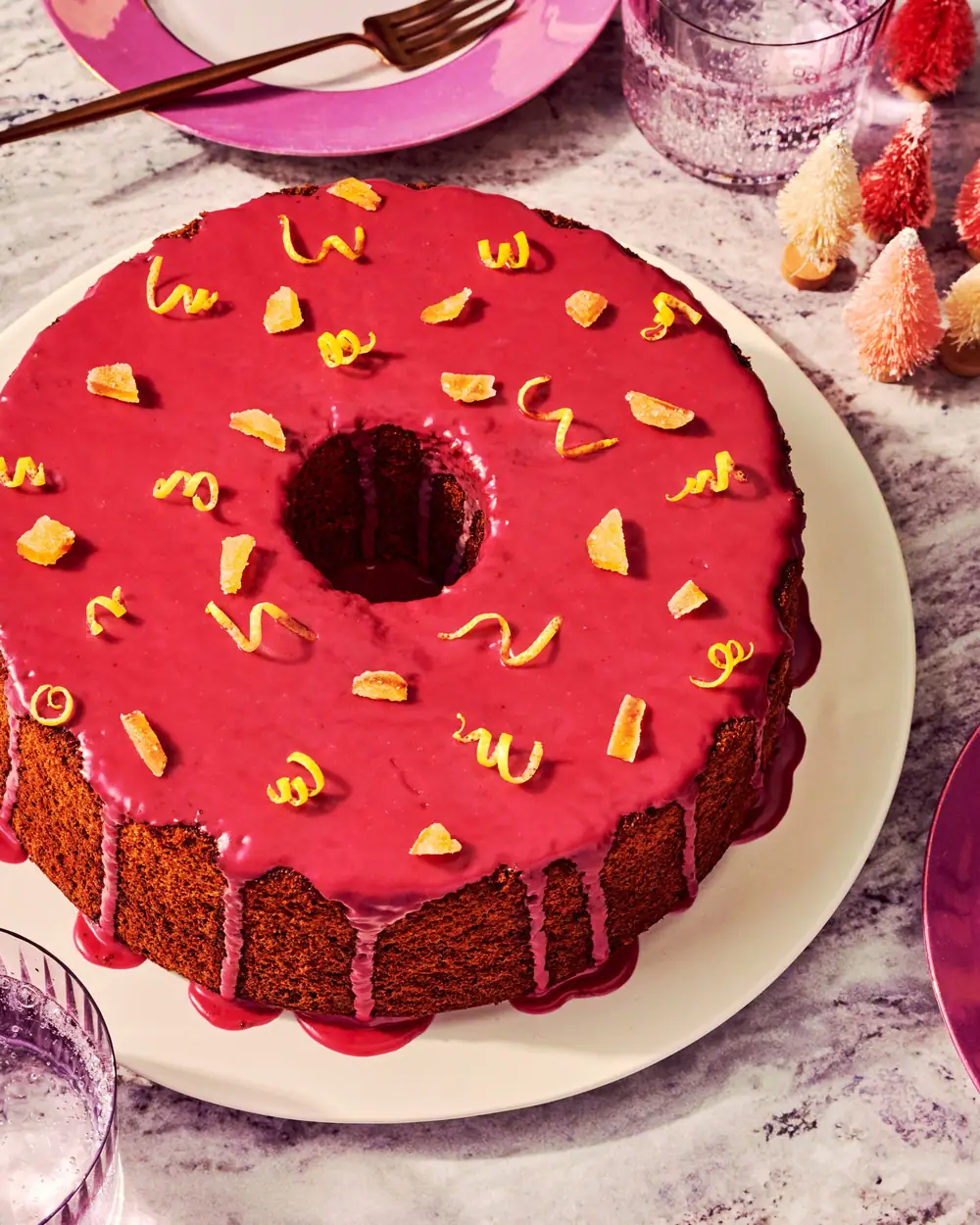 Pastel chiffon de pfeffernüsse con glaseado de vino tinto