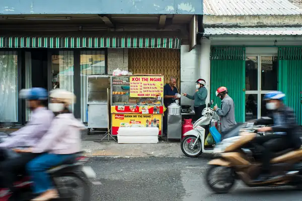 El mejor bánh mì fuera del menú de Bình thạnh junto al Canal